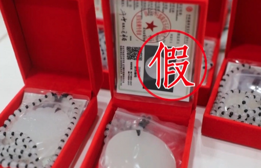 朴灿烈模仿向佐摸鼻梁动作