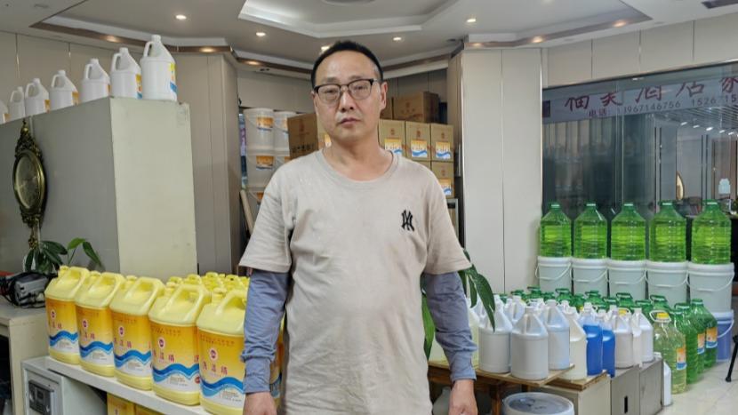 檀健次黑西装鸢尾花