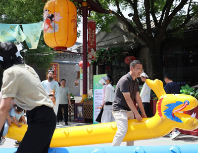 习近平等为受表彰的全国“两优一先”代表颁奖