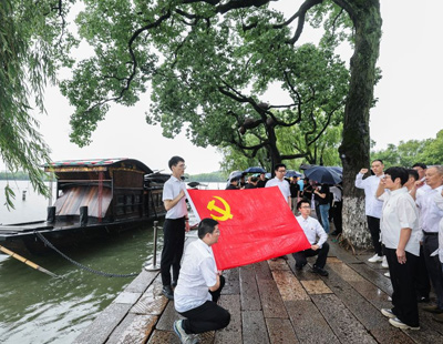 上海一养护院把人关在像猪圈的房间