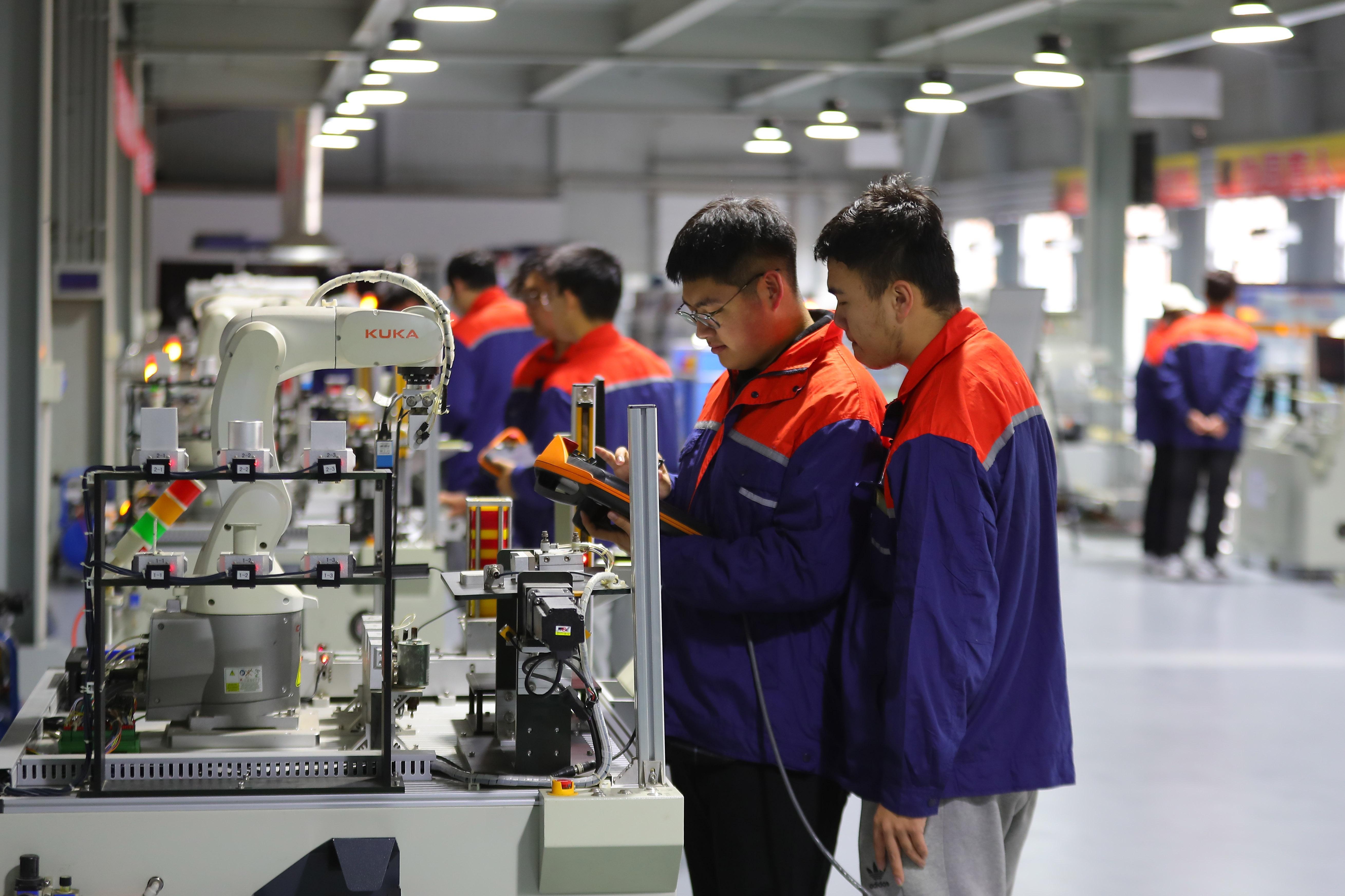 上海爷叔现身被大量股民围观