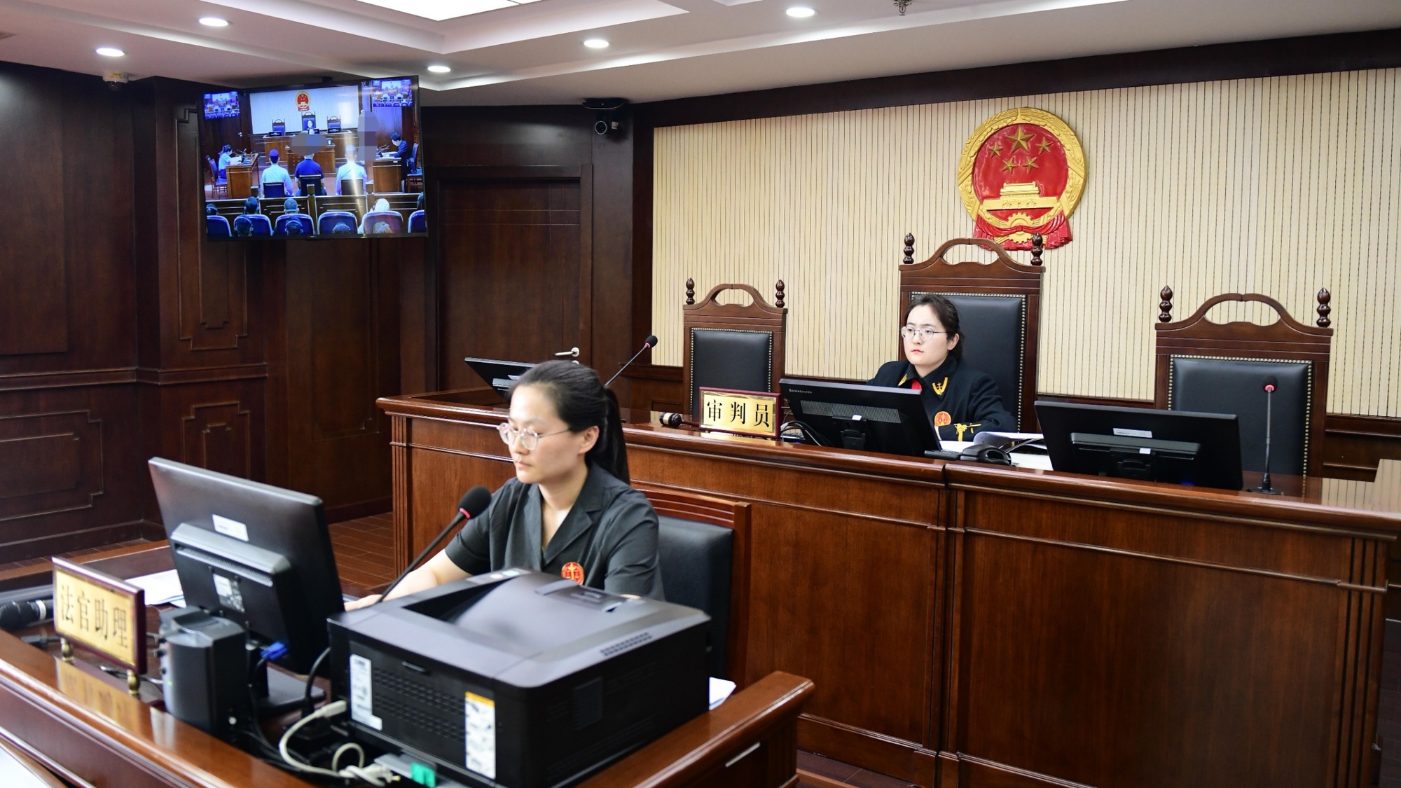 李沁妆造