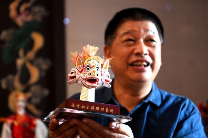 上海爷叔现身被大量股民围观