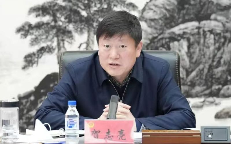 朴灿烈模仿向佐摸鼻梁动作